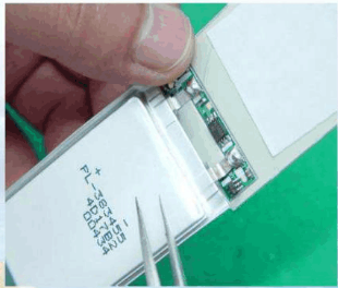 避免用鑷子之類的利器接觸電芯表面，防止刺破電芯包裝而造成漏液。