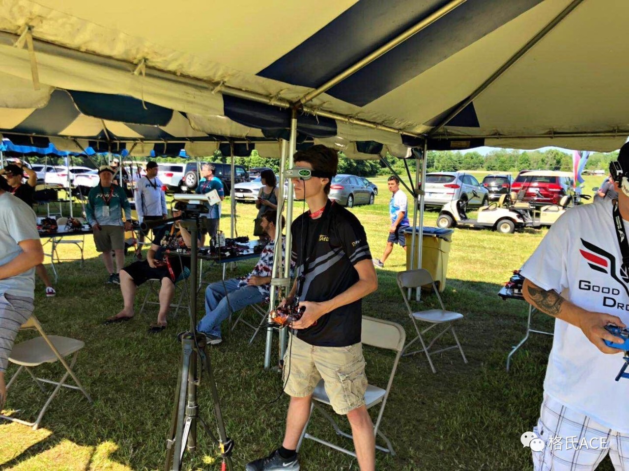 比賽中的無人機(jī)選手 比賽中的無人機(jī)選手