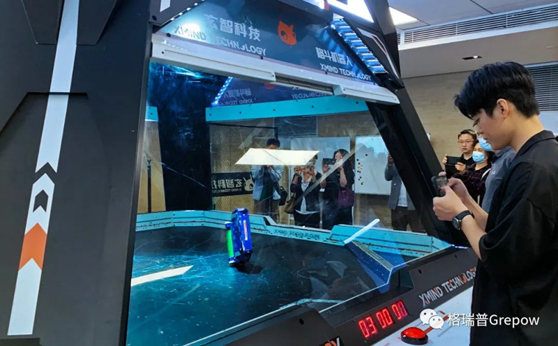 玄智科技同事在新辦公場所，展示了輕量級(jí)格斗機(jī)器人表演