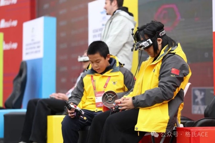 左張丹維、右羅一萌