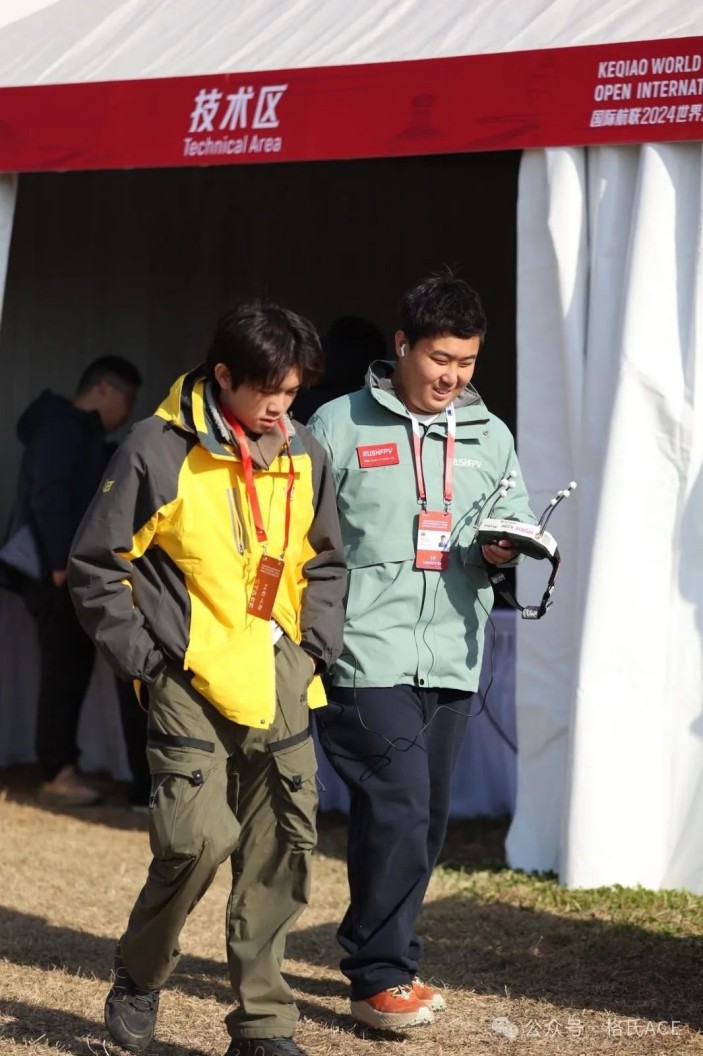 左云飛屹、右李冠辰