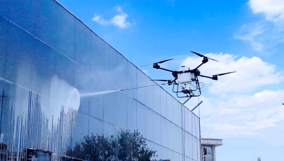 高空清洗無人機(jī)作業(yè)中 高空清洗無人機(jī)作業(yè)中