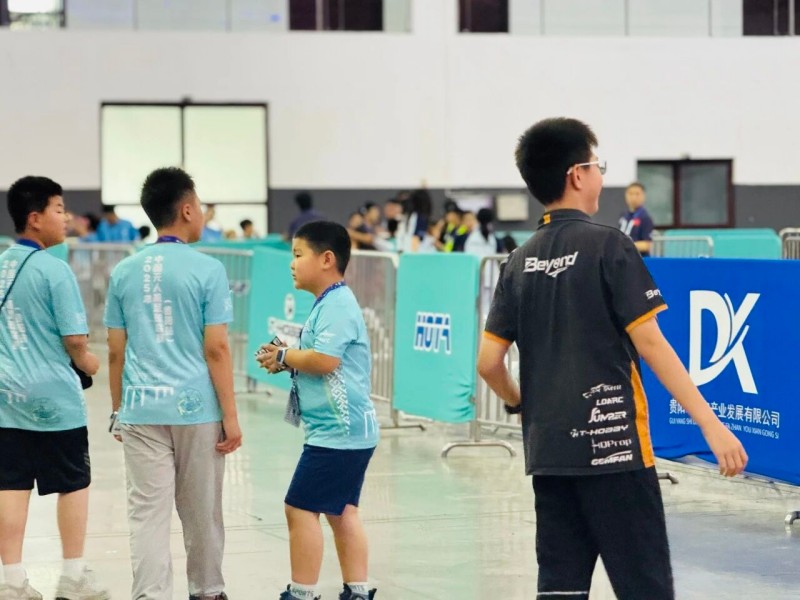 中國(guó)無(wú)人機(jī)足球聯(lián)賽貴陽(yáng)精彩瞬間 中國(guó)無(wú)人機(jī)足球聯(lián)賽貴陽(yáng)精彩瞬間