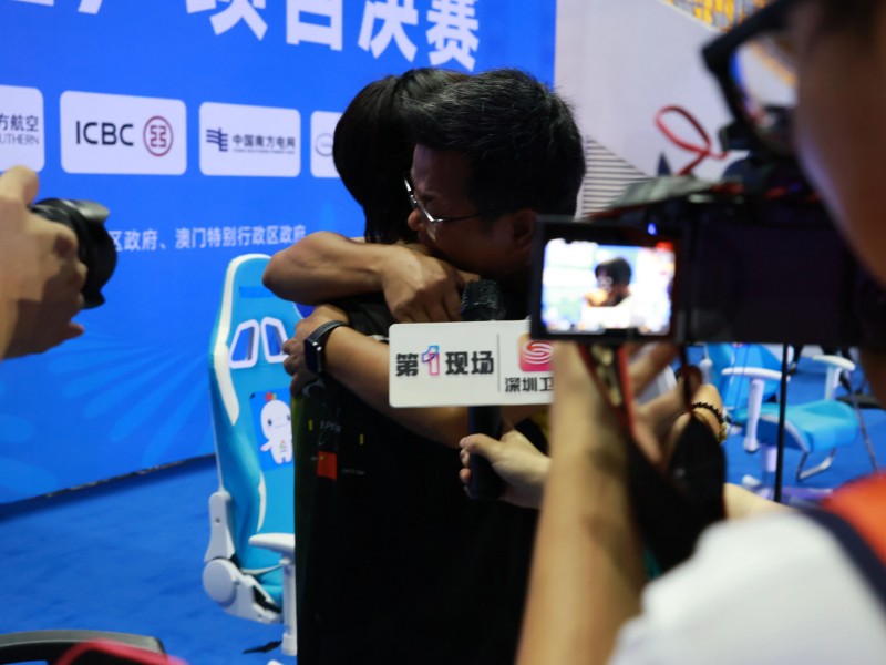 小白奪冠，師傅黃教練忍不住淚灑現(xiàn)場